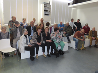 902389 Afbeelding van het publiek bij de aanbieding van het boek 'De broer van…', met het verhaal van Gerard Geesink, ...